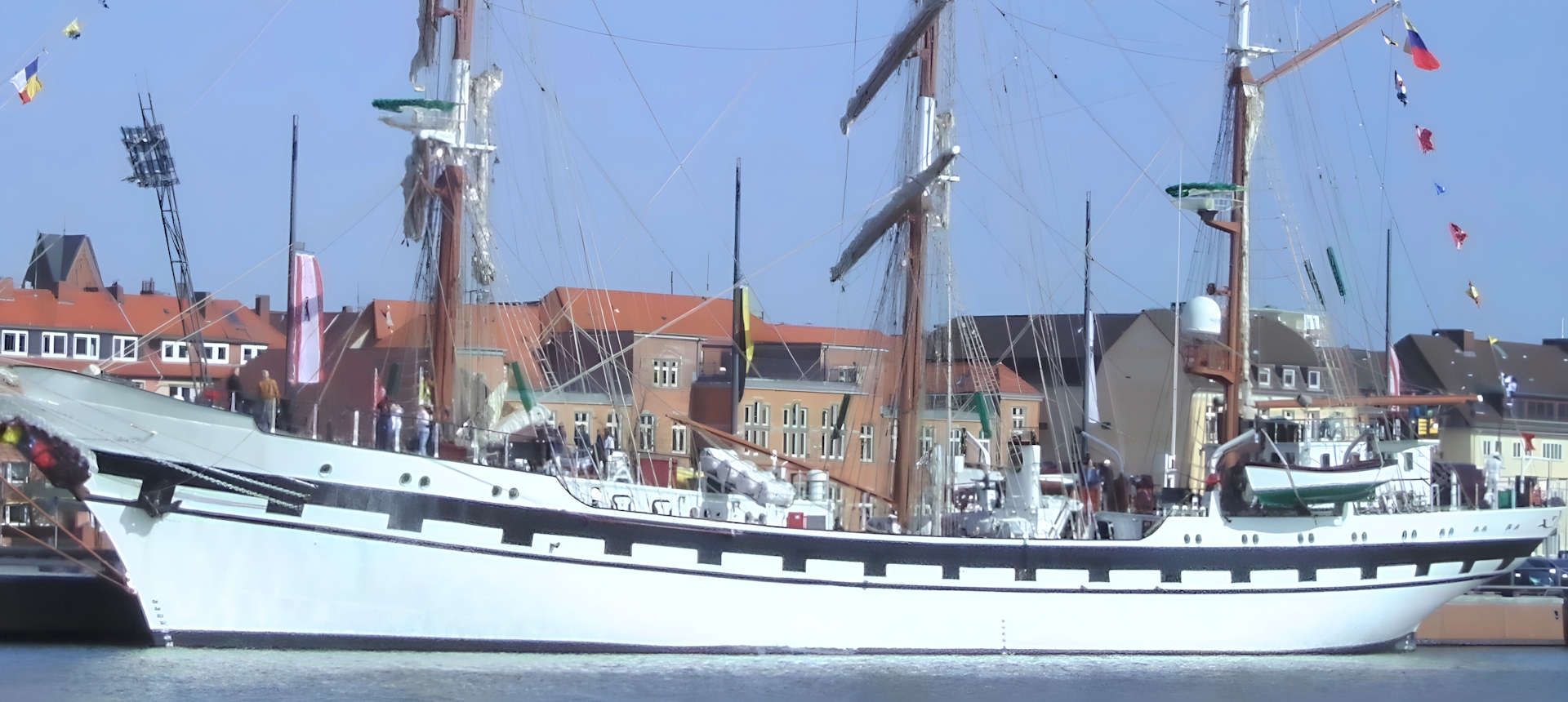 BE Sim&oacute;n Bol&iacute;var navegando a vela desplegada, buque escuela de la Armada de Venezuela