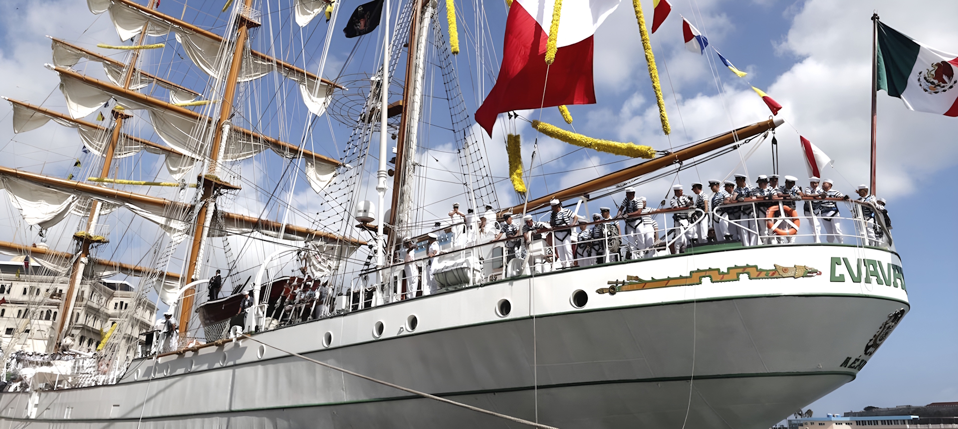 ARM Cuauht&eacute;moc navegando a vela desplegada, buque escuela de la Armada de M&eacute;xico