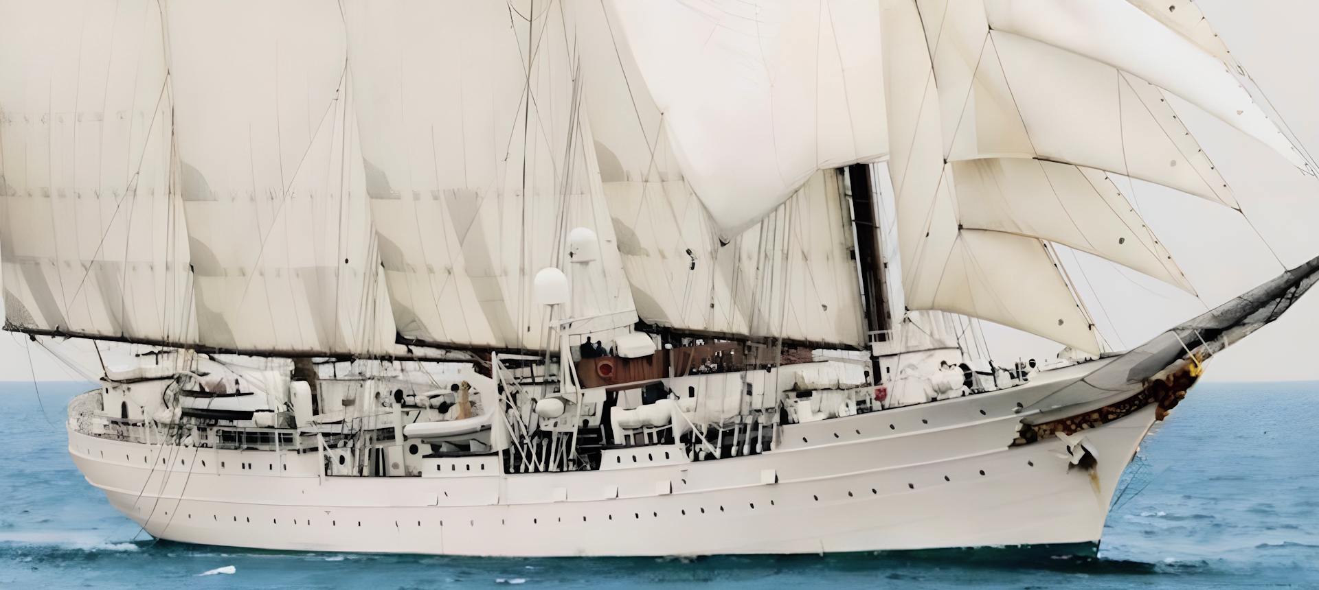 Juan Sebasti&aacute;n de Elcano navegando a vela desplegada, buque escuela de la Armada Espa&ntilde;ola