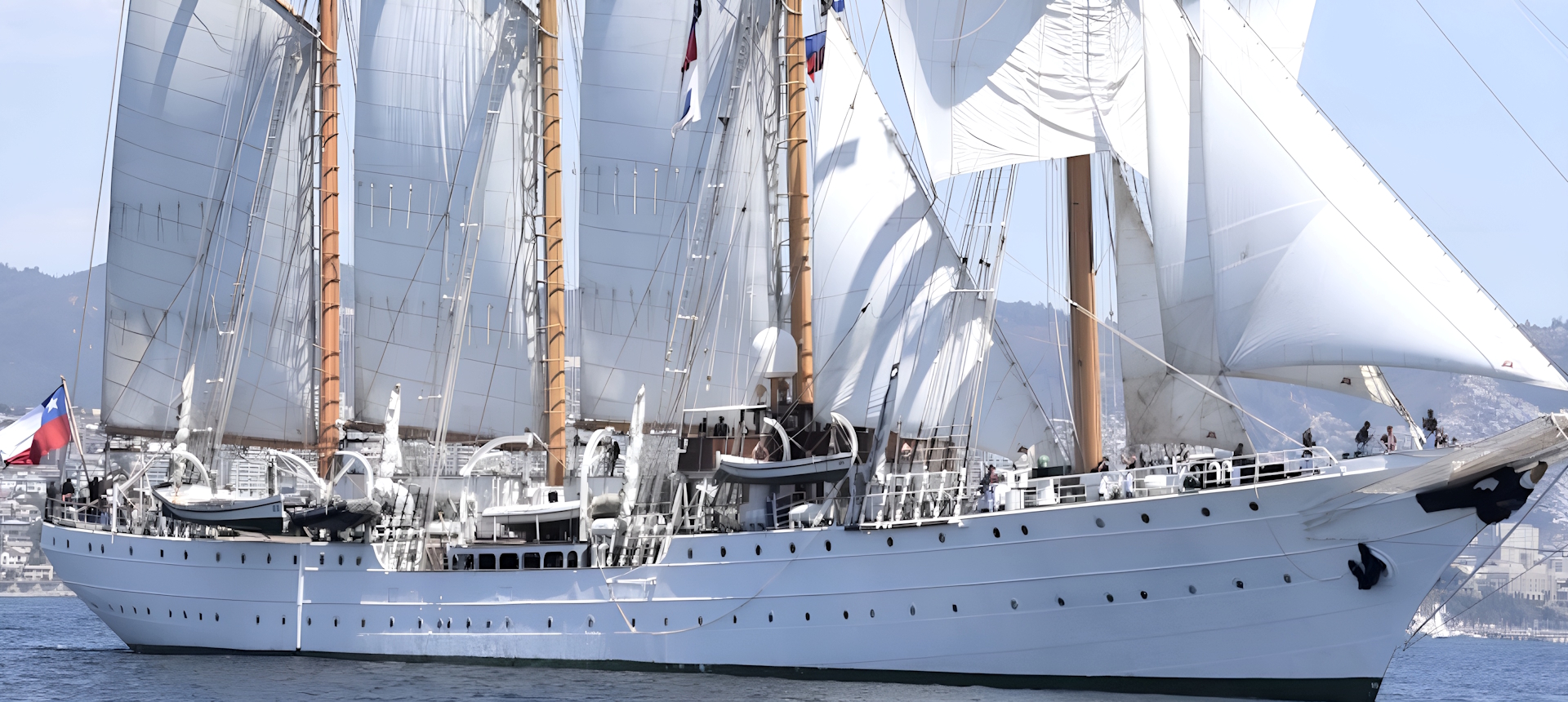 BE Esmeralda navegando a vela desplegada, buque escuela de la Armada de Chile