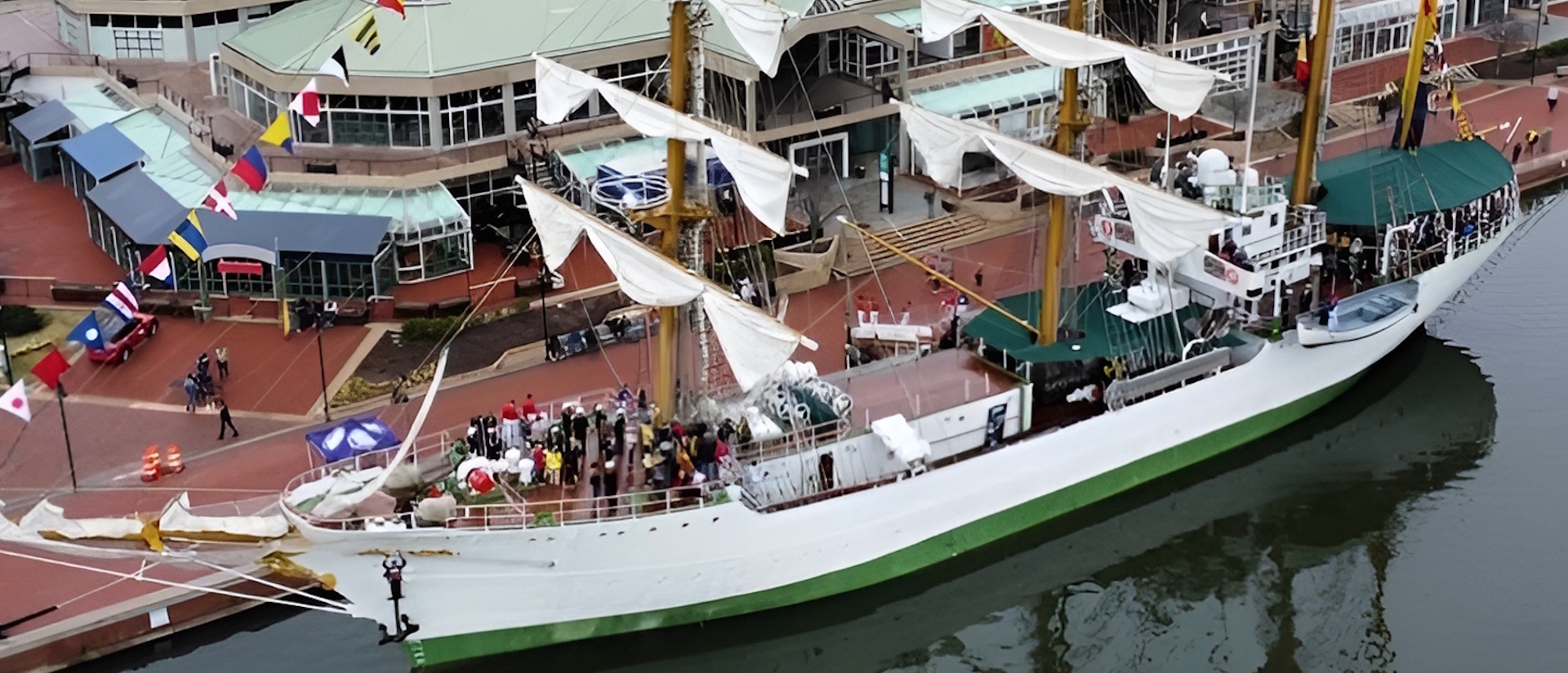 ARC Gloria navegando a vela desplegada, buque escuela de la Armada Nacional de Colombia