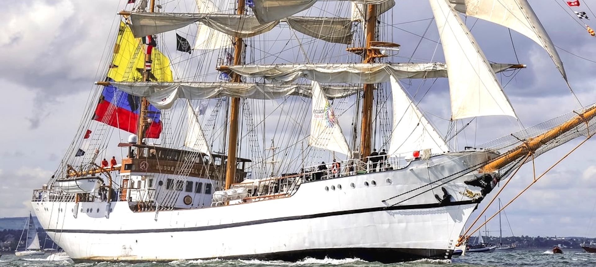 BAE Guayas navegando a vela desplegada, buque escuela de la Armada del Ecuador