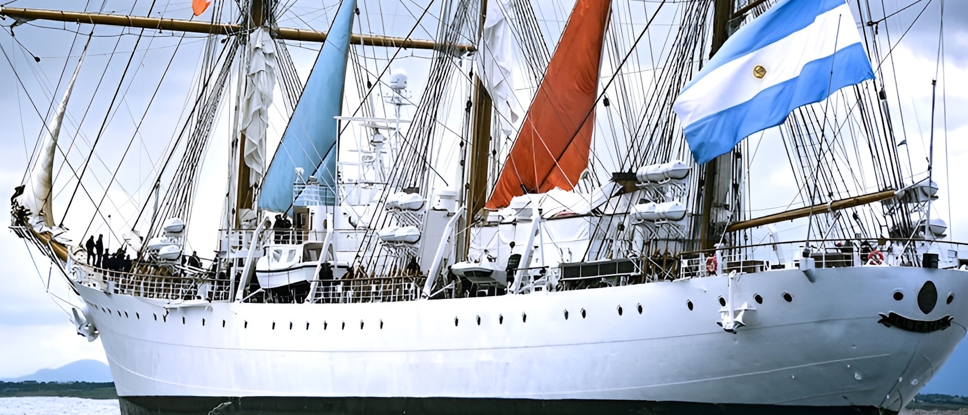 ARA Libertad navegando a vela desplegada, buque escuela de la Armada Argentina